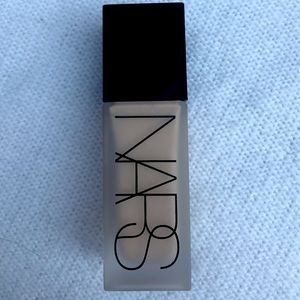 Nars All Day Luminous Weightless Foundation -Gobi